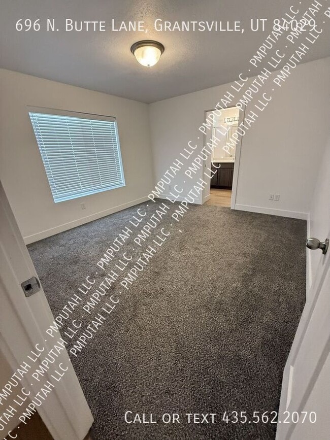 Building Photo - 696 Butte Ln