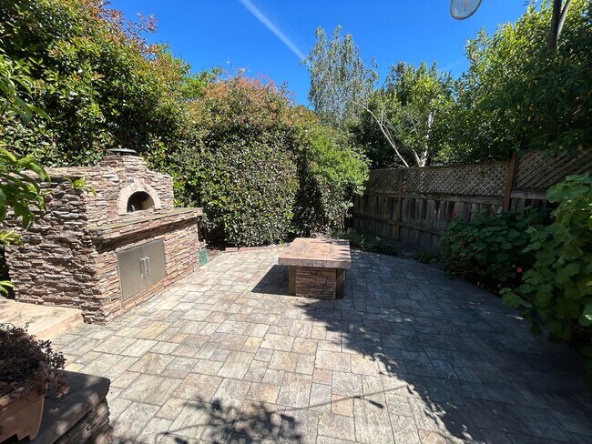 Building Photo - Luxurious and Spacious 5 Bedroom in Gilroy