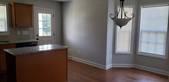 Building Photo - 516 Amberdale Cir W