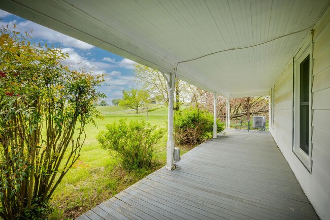 Building Photo - 4 Br/ 1 bath Farmhouse