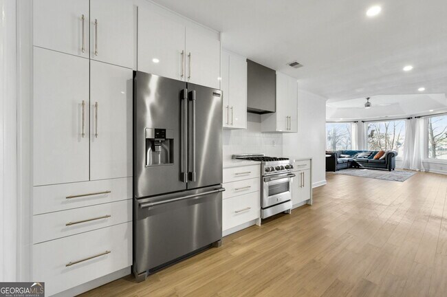 Building Photo - 300 Island Cove Dr