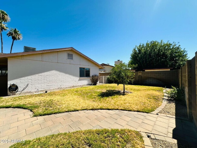 Building Photo - 3839 E Sunnyside Dr