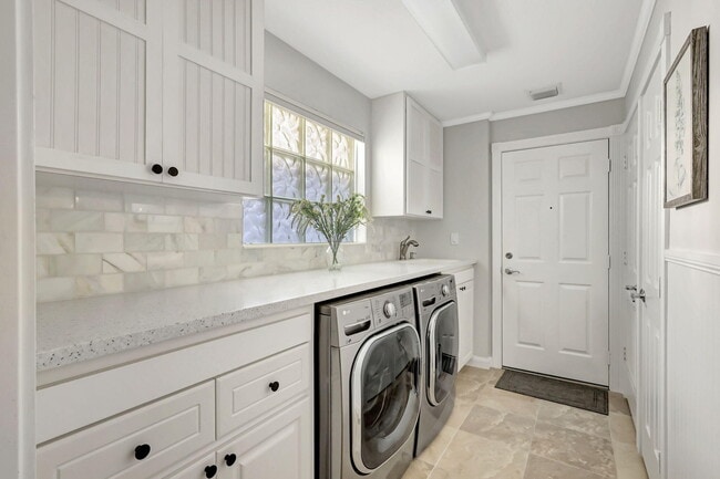 Building Photo - 11361 SW Pembroke Dr