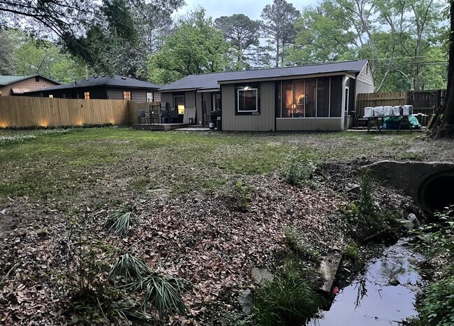 Building Photo - 724 Commodore Dr NW