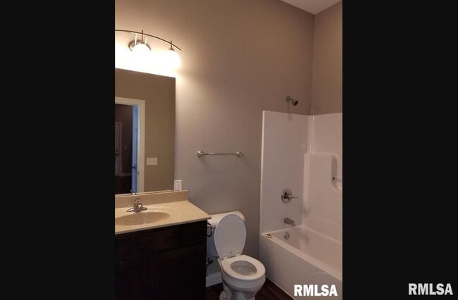 Building Photo - 1534 River Dr