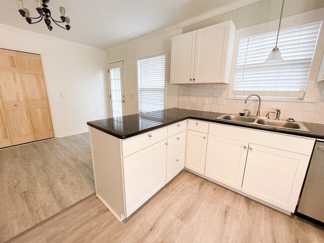 Building Photo - 405 Cami Forest Ln