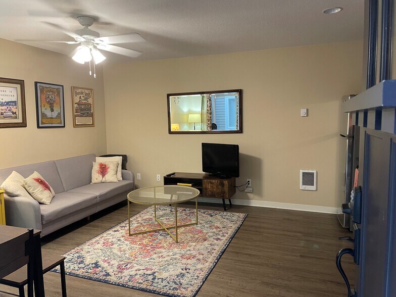 Building Photo - 443 NE GRAHAM ST