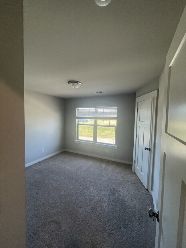 Building Photo - 3037 Commonwealth Dr