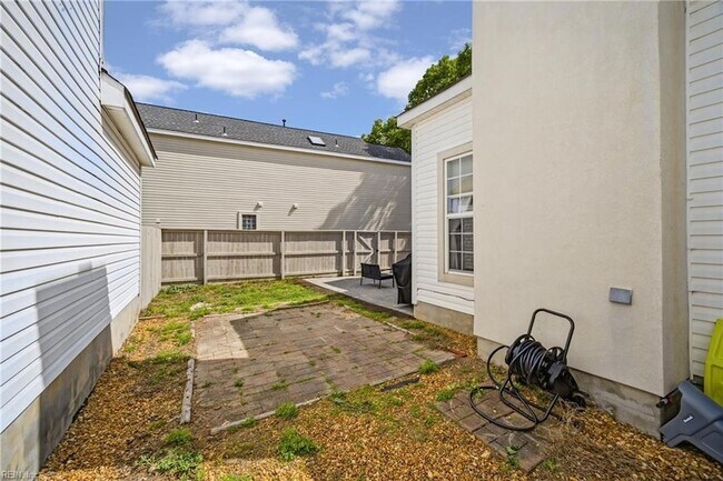 Building Photo - 2212 Creeks Edge Dr