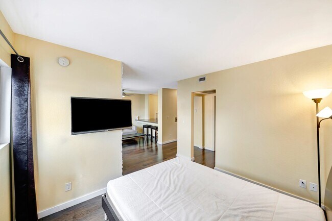 Building Photo - 141 S Clark Dr