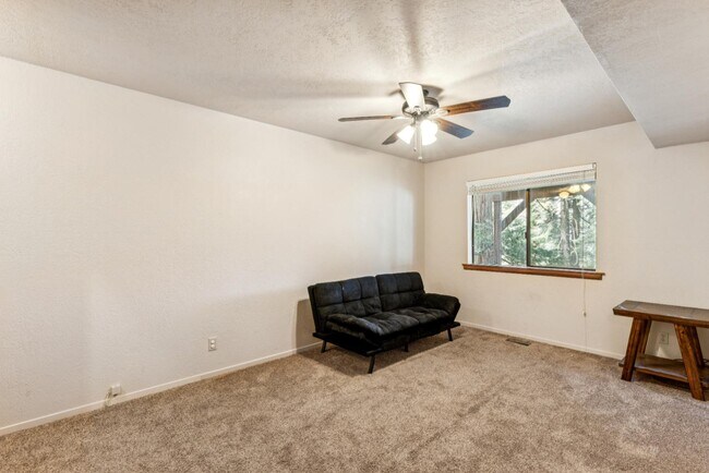 Building Photo - 725 Ivy Ln