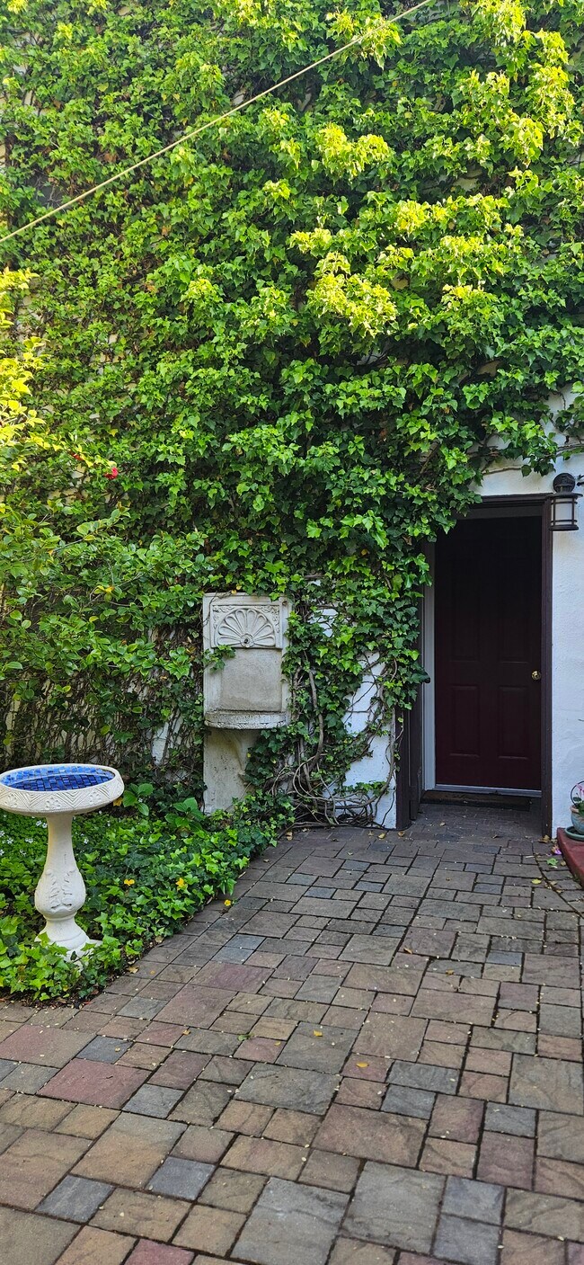 Building Photo - 20 Ventura St