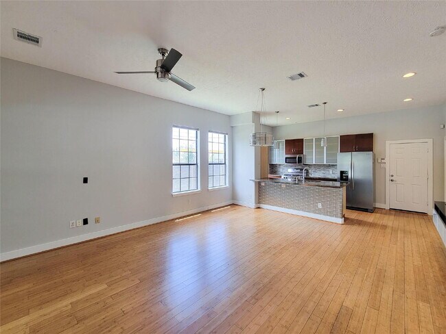 Building Photo - 3 Bed Townhome in 77003 Near Minute Maid Park + First-Floor Living