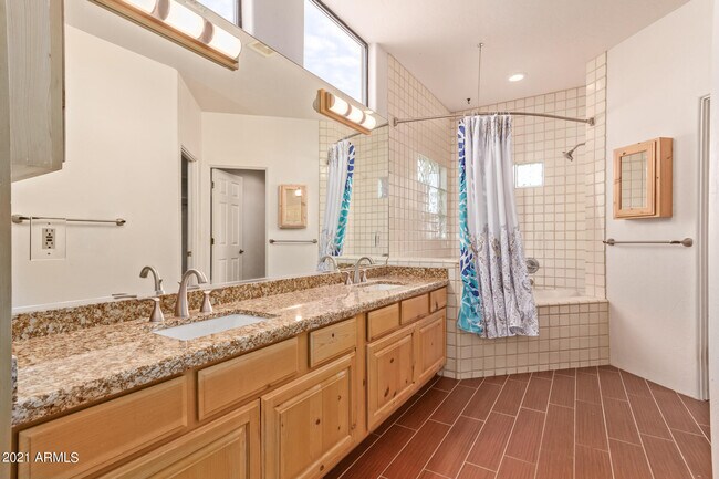 Building Photo - 16411 N Skyridge Ln