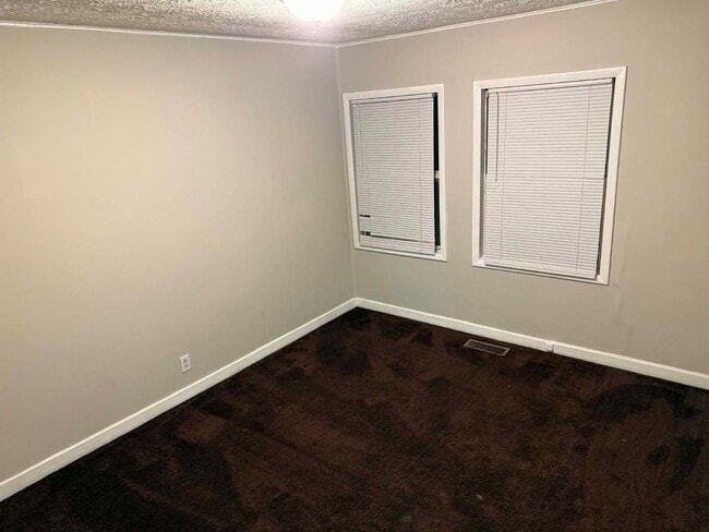 Building Photo - Oak Ridge 37830 - 2 bedroom 1 bath apartment - Contact Lisa Vineyard or Shannon Russell (865) 216...