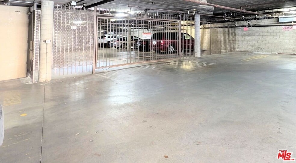 Building Photo - 835 S Lucerne Blvd