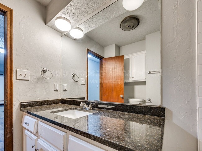Building Photo - 1706 High Meadows Dr