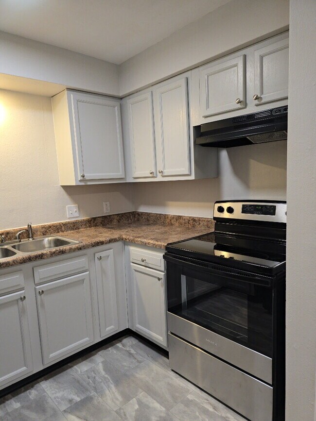 Building Photo - 1015 E Pearl St