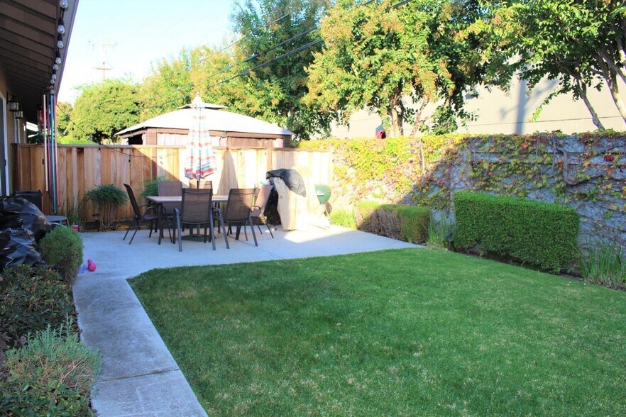 Building Photo - 72 Kim Louise Dr