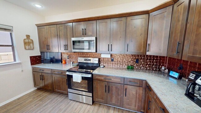 Building Photo - 3-Bedroom/2.5-Bathroom in Alamogordo, NM