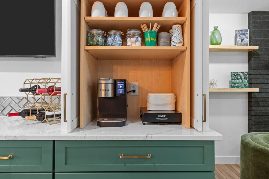 Building Photo - 1095 April Ln