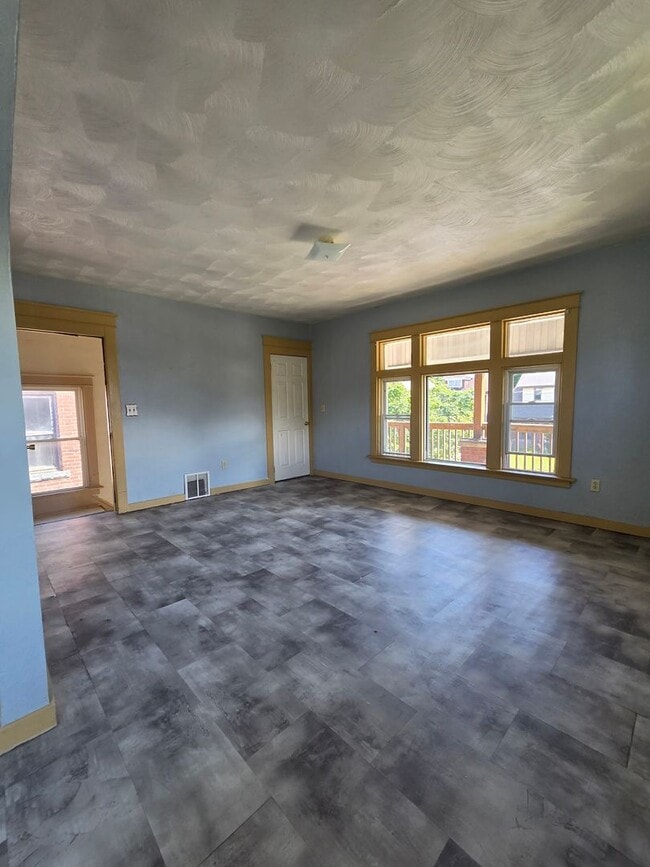 Building Photo - Upper 2 bedroom unit east side