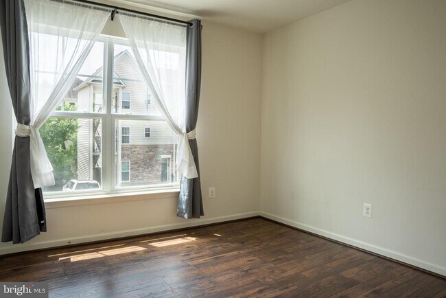 Building Photo - 42243 Canary Grass Square