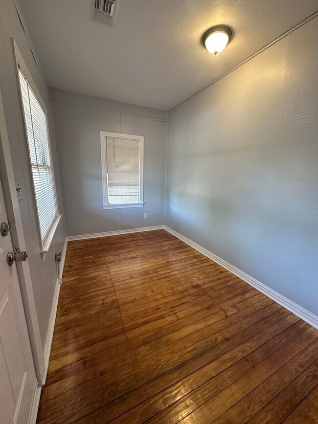 Building Photo - 1700 S Lincoln St