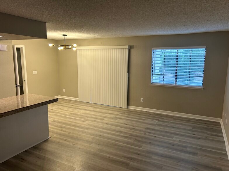 Building Photo - 101 Luna Way