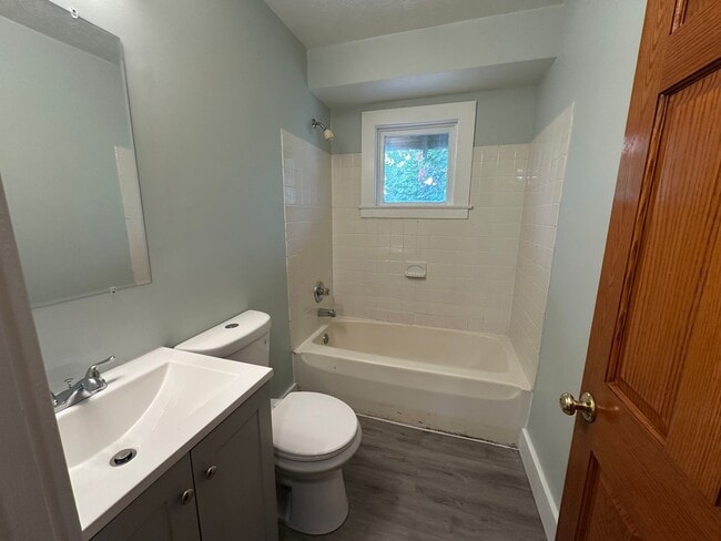 Building Photo - Move in Special - $500 off November rent -...