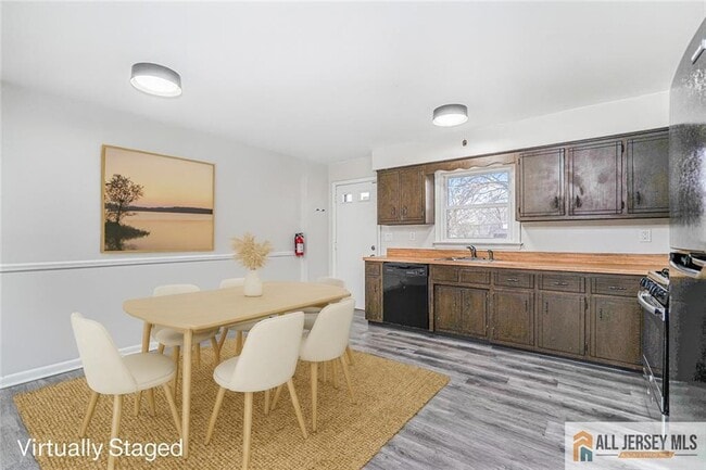 Building Photo - 1036 Apache St