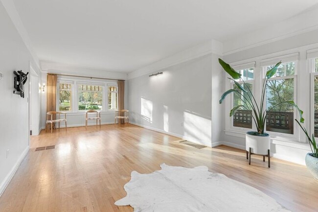 Building Photo - 1516 NW 25th Ave