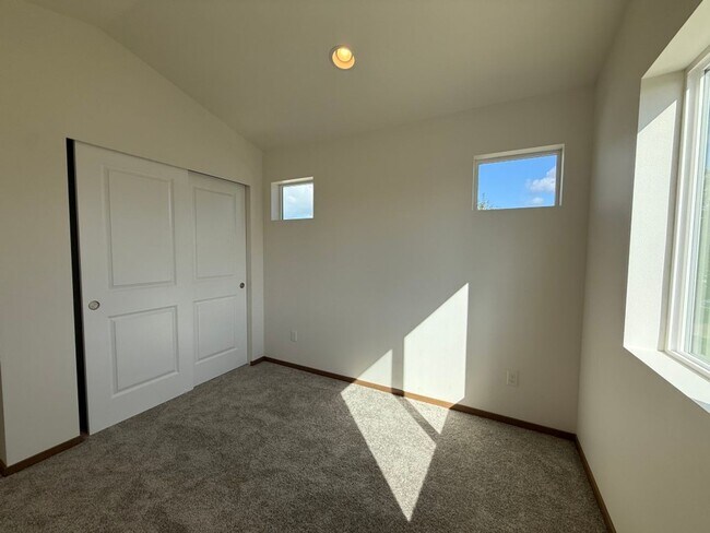 Building Photo - 3Bd/2.5Ba Everett Condo