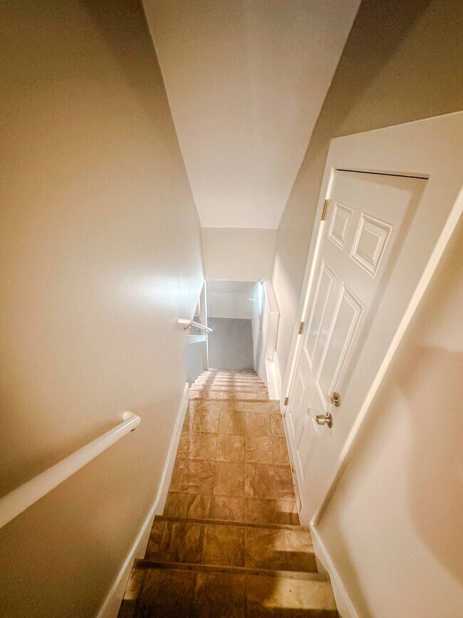 Building Photo - Very well maintained three bedroom house with tons of storage and two car garage