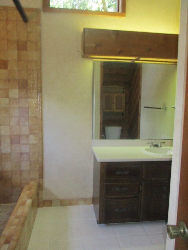 Building Photo - ( Oakcrest) 3/ 2 spacious home