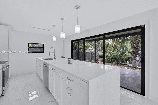 Building Photo - 1608 SW 5th Ct