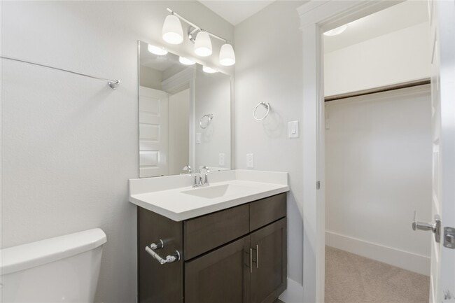 Building Photo - 819 Algona Ave