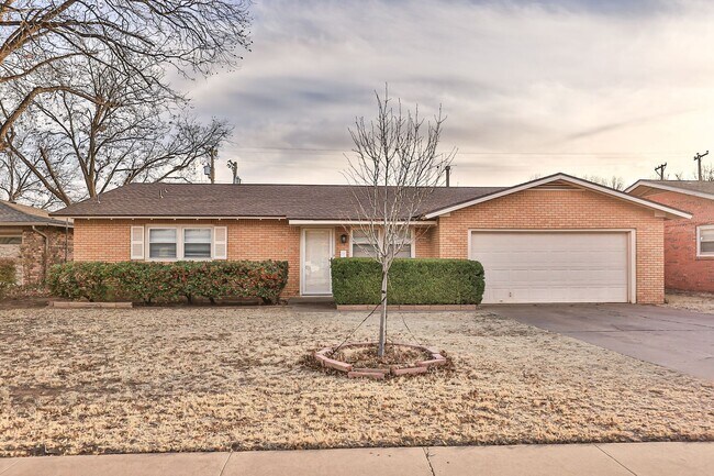 Building Photo - Large & Recently Updated!