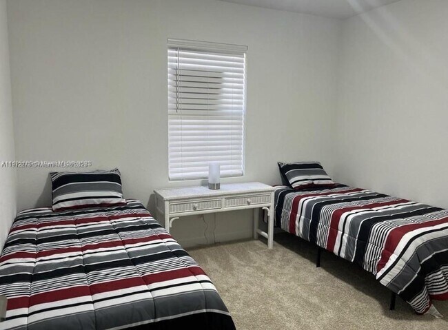 Building Photo - 784 SE 19th St