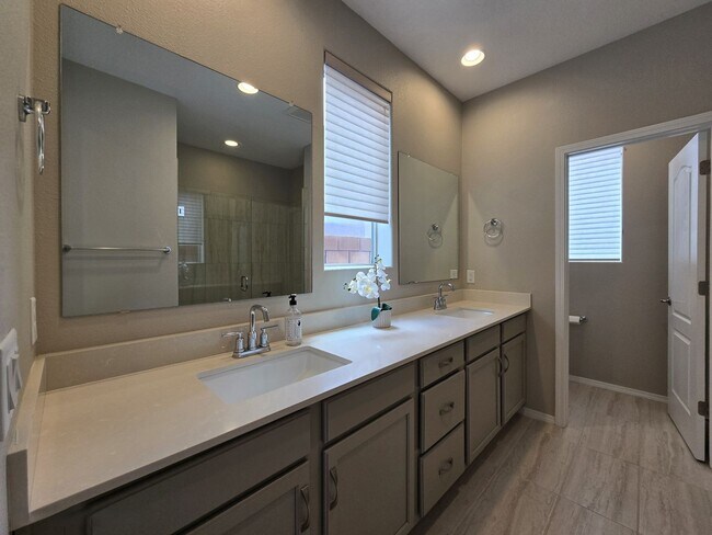 Building Photo - Modern Santa Fe Townhome