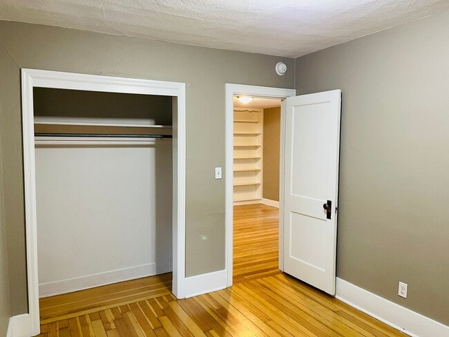 Building Photo - 3 bedroom house - Pet Friendly, Garage, Fenced Yard