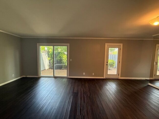 Building Photo - FOR RENT - 3 Bedroom Condo in Green Hills