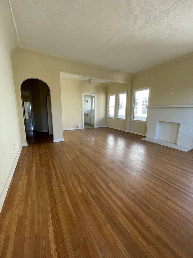 Building Photo - 417 N Gardner St