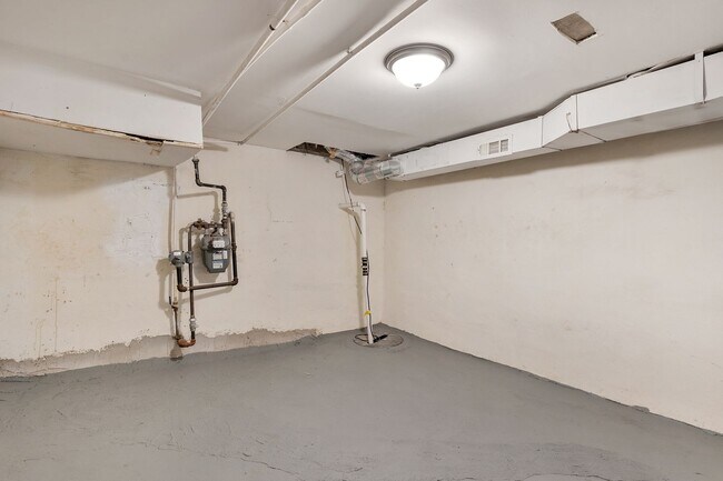 Building Photo - 2 Bedroom Rental In McElderry Park Vouchers Accepted and Poor Credit Considered