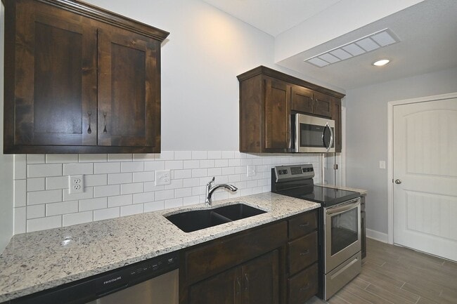 Building Photo - 3 Bedroom 2.5 bath 2 Car Garage   Duplex
