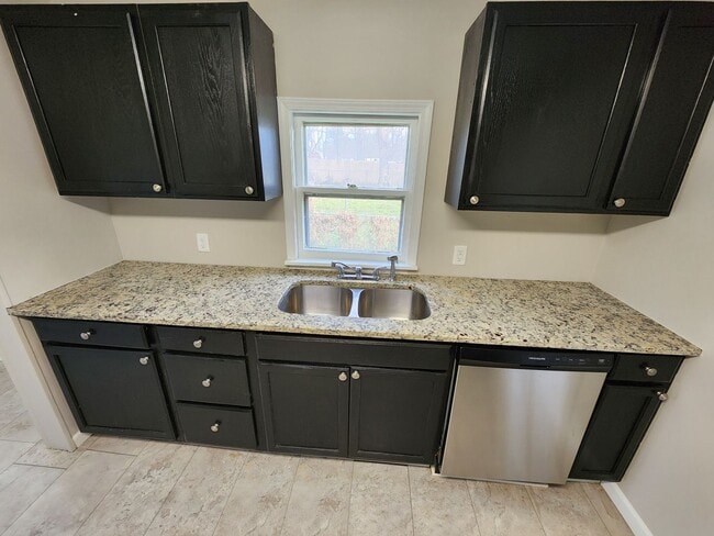 Building Photo - Spacious 3-Bedroom, 2-Bathroom Home AVAILABLE NOW!!