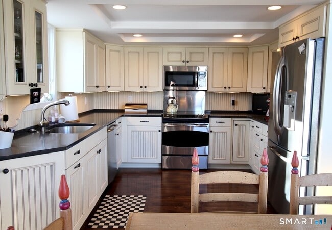 Building Photo - 147 Captains Dr