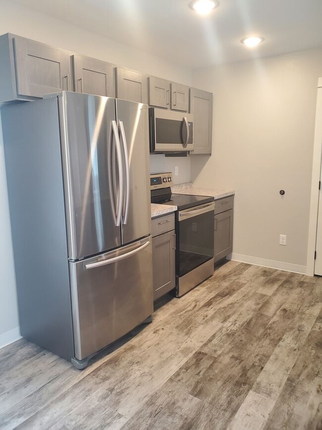 Building Photo - 4 bedroom/ 2 bath Home