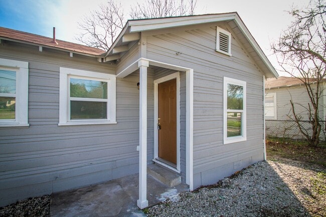 Building Photo - 934 Poinsettia St