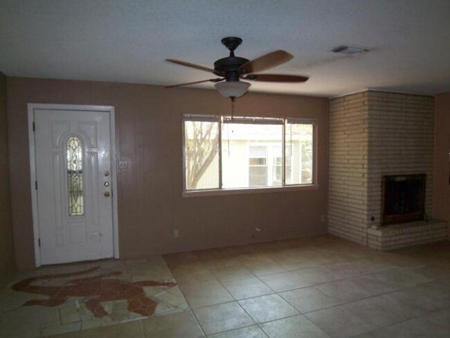 Building Photo - 5Bed/2.5bath with two kitchens, fenced yar...